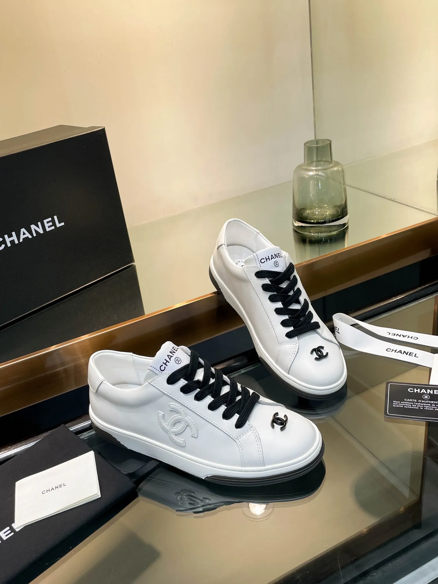 👟👟Ex-factory price 520👟👟Chanel Chanel 25SF latest model full leather panda color white shoes casual sports shoes skateboard shoes original purchase and development production Xiaoxiang C Home Another super popular item in the counter, loved by Internet celebrity bloggers and sisters, and various praises on social platforms. It is very popular, has a high texture, is breathable and super spring and summer. Seeing this issue always arouses the inner desire of girls for fashion. The latest suede material, classic black and white color, full of fashionable feeling on the feet, easy to care for. Fabric: Original customized imported cowhide material. Lining: Customized soft sheepskin lining. Sole: Original molded TPU non-slip outsole. Bottom thickness: 2.5CM. Size: Women's size 35-40 (custom-made sizes 40 are non-refundable)